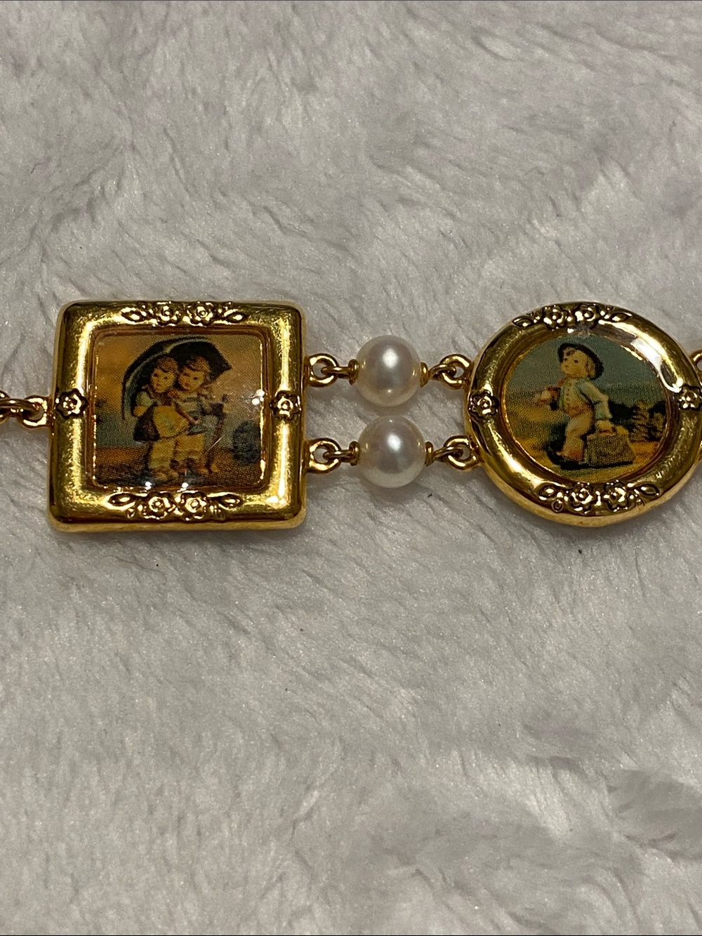 Vintage Danbury Mint Hummel panel Gold-Tone Pearl Art Portrait Bracelet - Picture 3 of 8